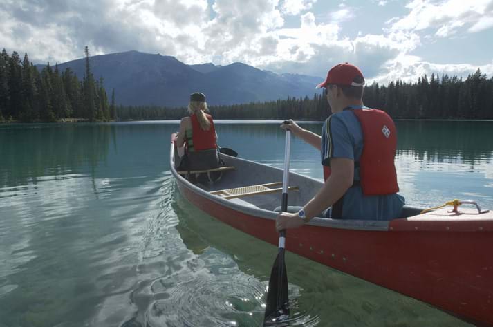McNally Travel | Canoeing Lac Beauvert | Jasper Park Lodge